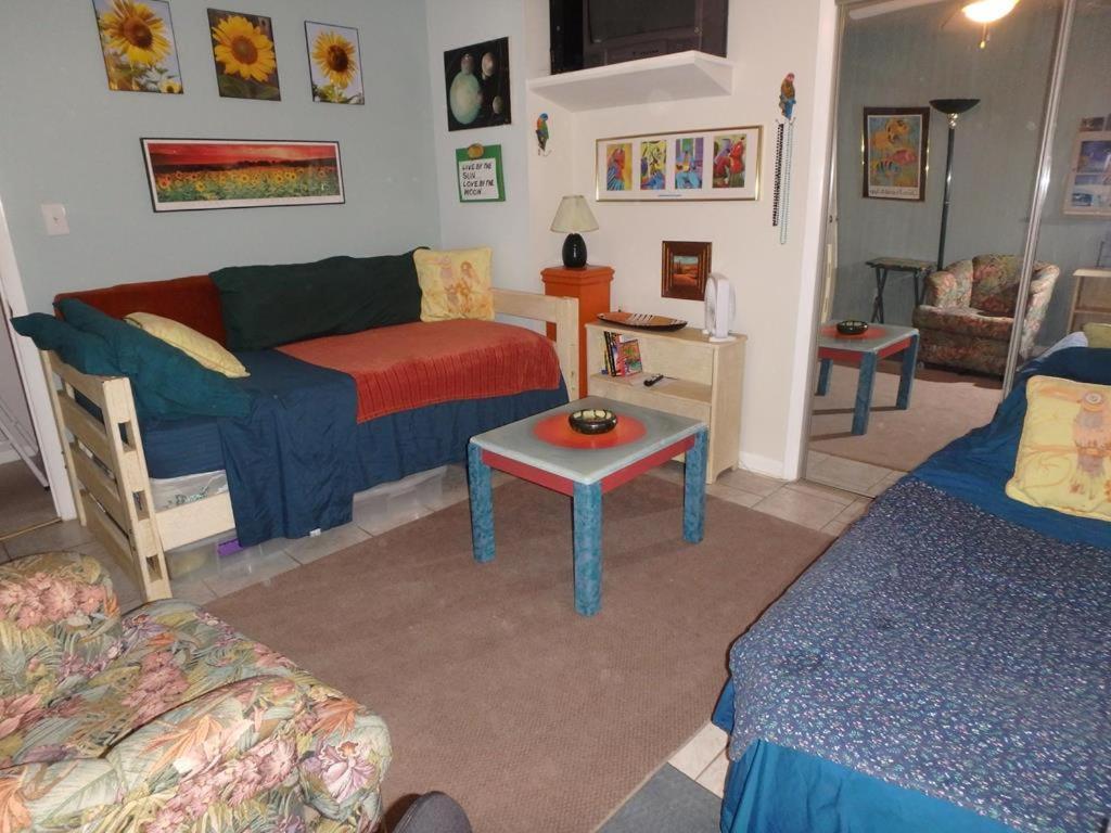 Poolside Paradise Homestay Navarre