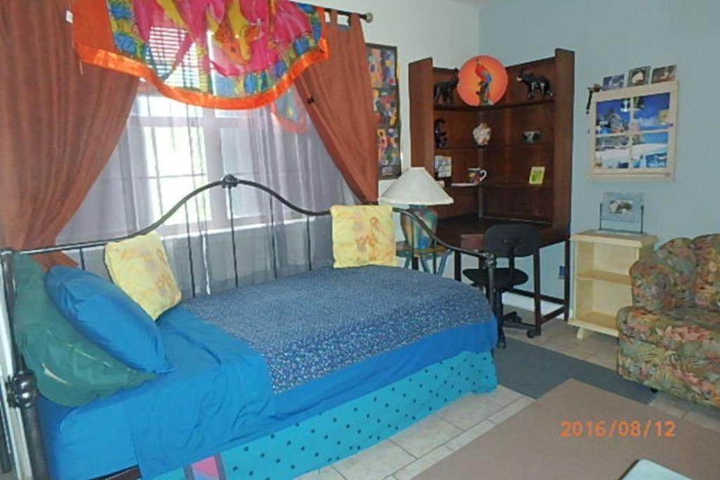 Homestay Poolside Paradise Navarre