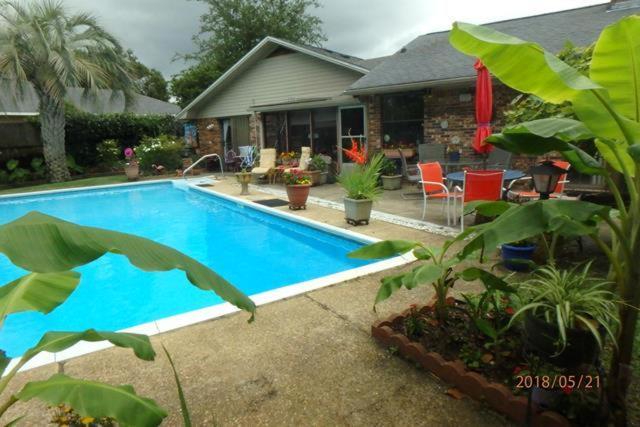 Poolside Paradise Homestay Navarre